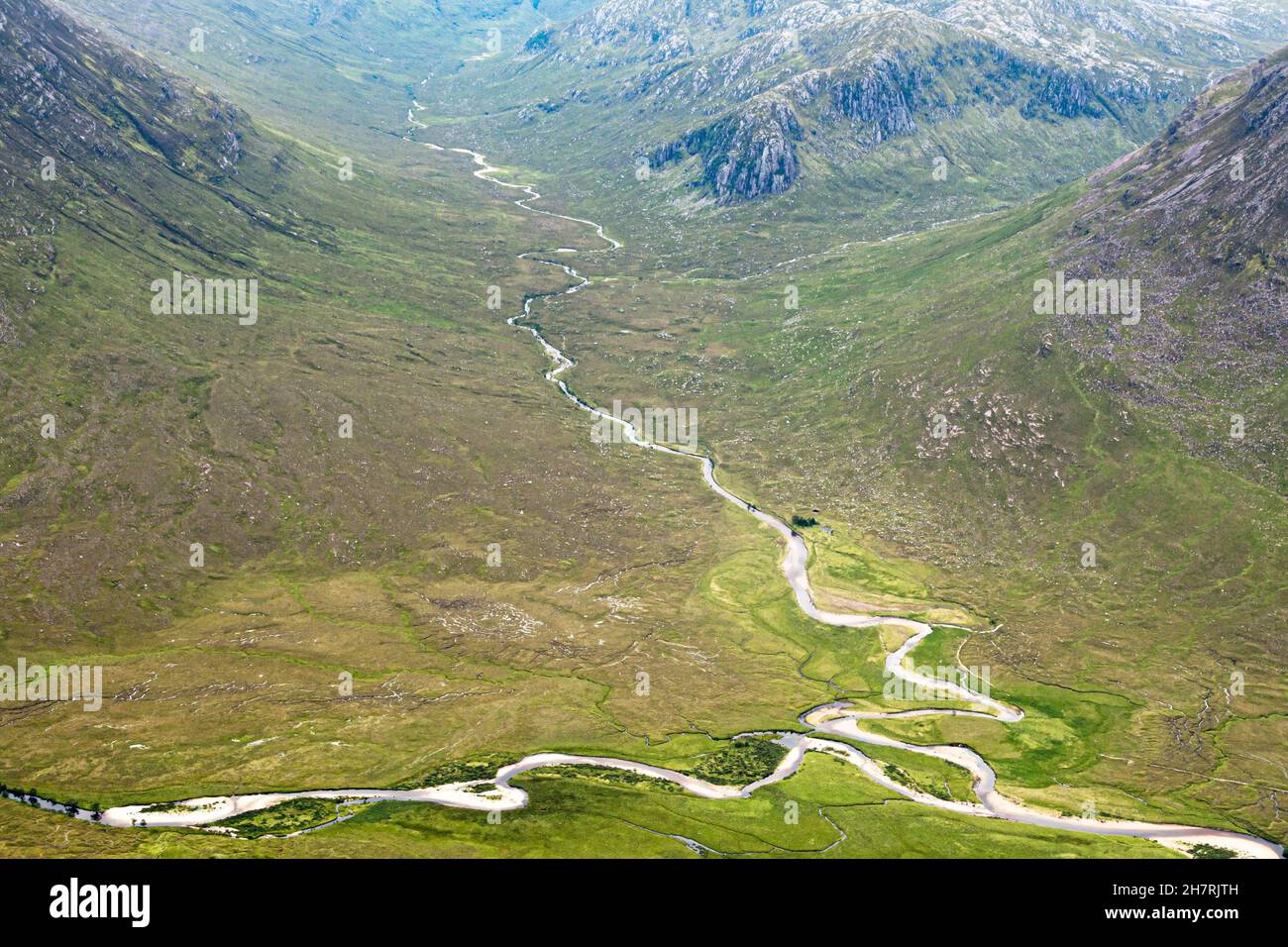 Deux rivières de montagne fonctionnant en bas dans les vallées montagneuses dans les Highlands écossais inscrivez-vous ensemble dans un champ de tourbe et de bruyère avant d'entrer dans la Banque D'Images