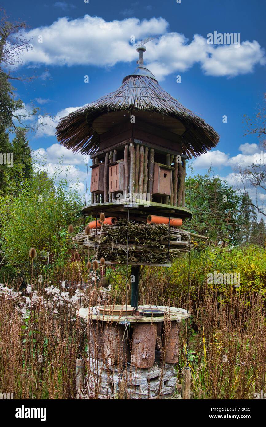 Grand hôtel d'insectes et maison d'oiseaux, construit de toutes sortes de bois et de roseaux Banque D'Images