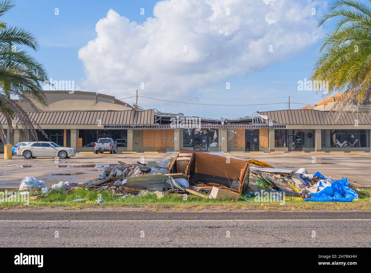 HARAHAN, LA, États-Unis -21 NOVEMBRE 2021 : dommages de la pile de débris et du toit dans un centre commercial de strip à la suite de l'ouragan Ida Banque D'Images