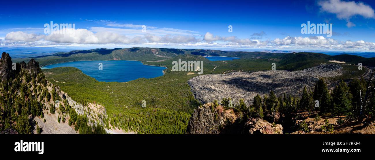 Vue panoramique sur les lacs Paulina et le grand écoulement de lave obsidienne dans le monument national du volcan newberry Banque D'Images