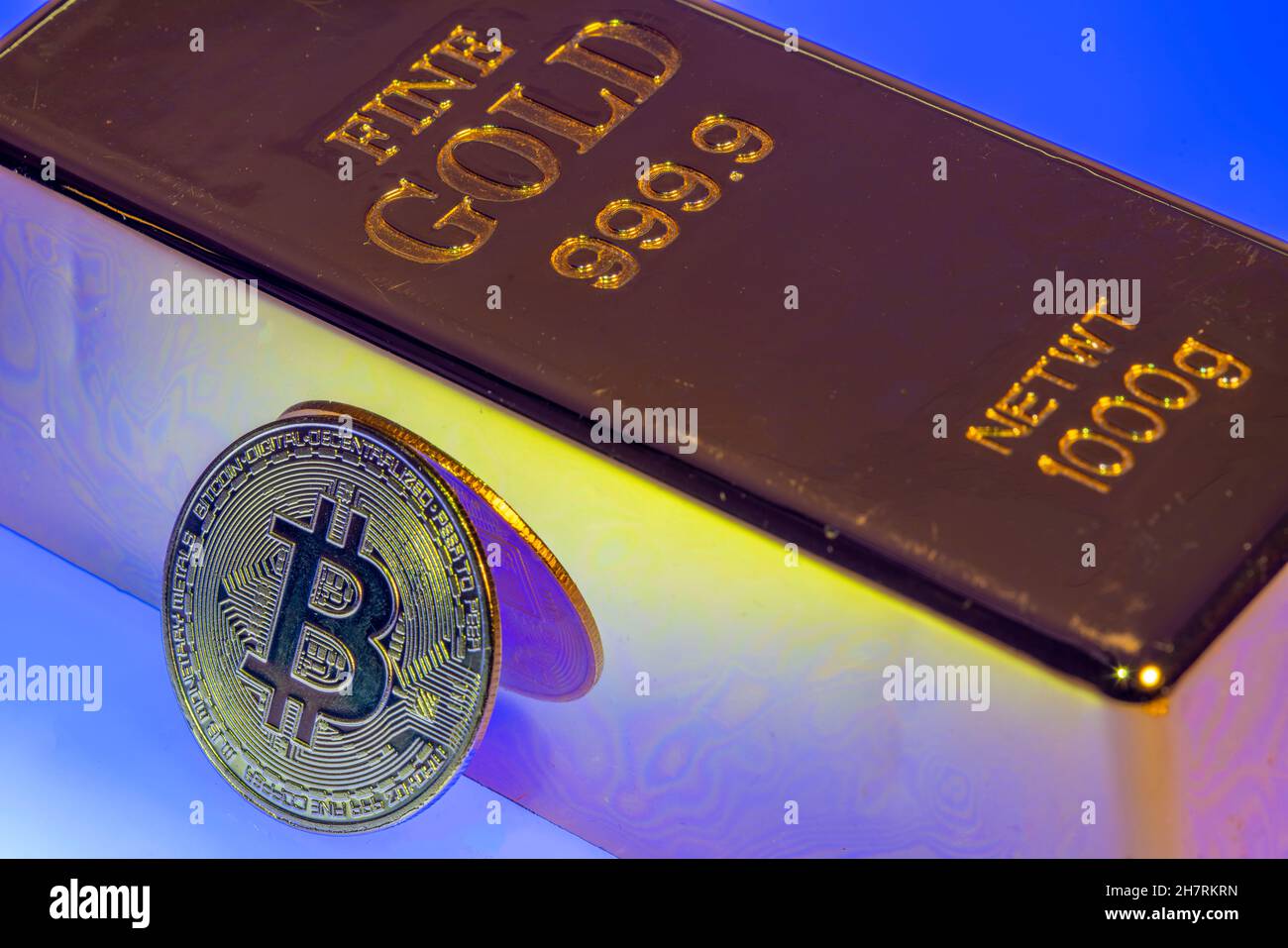 Crypto-monnaie, barre d'or, garant pour devises analogiques, pièce de symbole, espace de réservation optique pour monnaie numérique, blockchain, cours boursiers, Banque D'Images