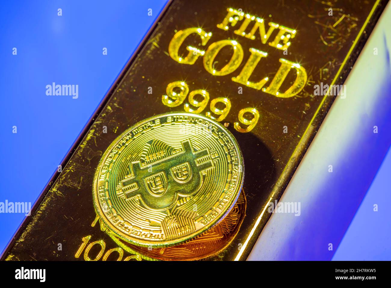 Crypto-monnaie, barre d'or, garant pour devises analogiques, pièce de symbole, espace de réservation optique pour monnaie numérique, blockchain, cours boursiers, Banque D'Images
