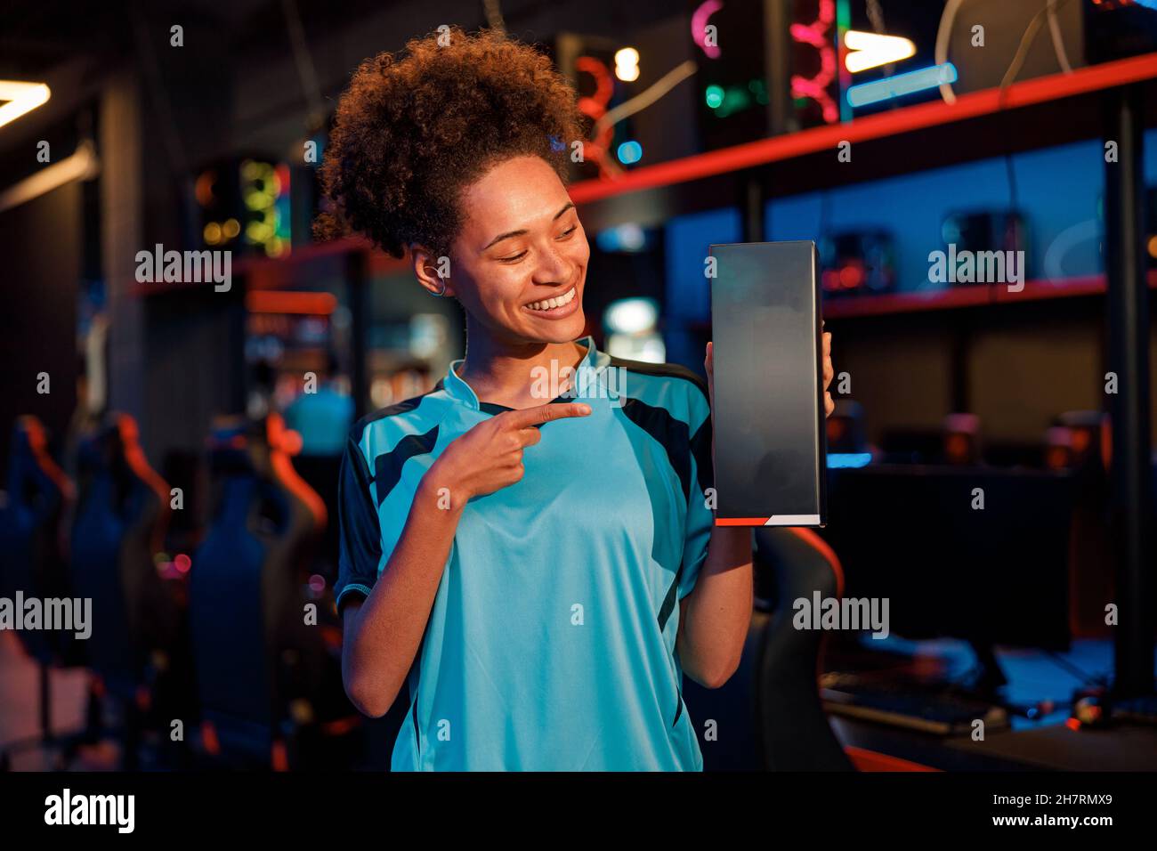 Une femme heureuse joue dans la salle du club de jeu Banque D'Images