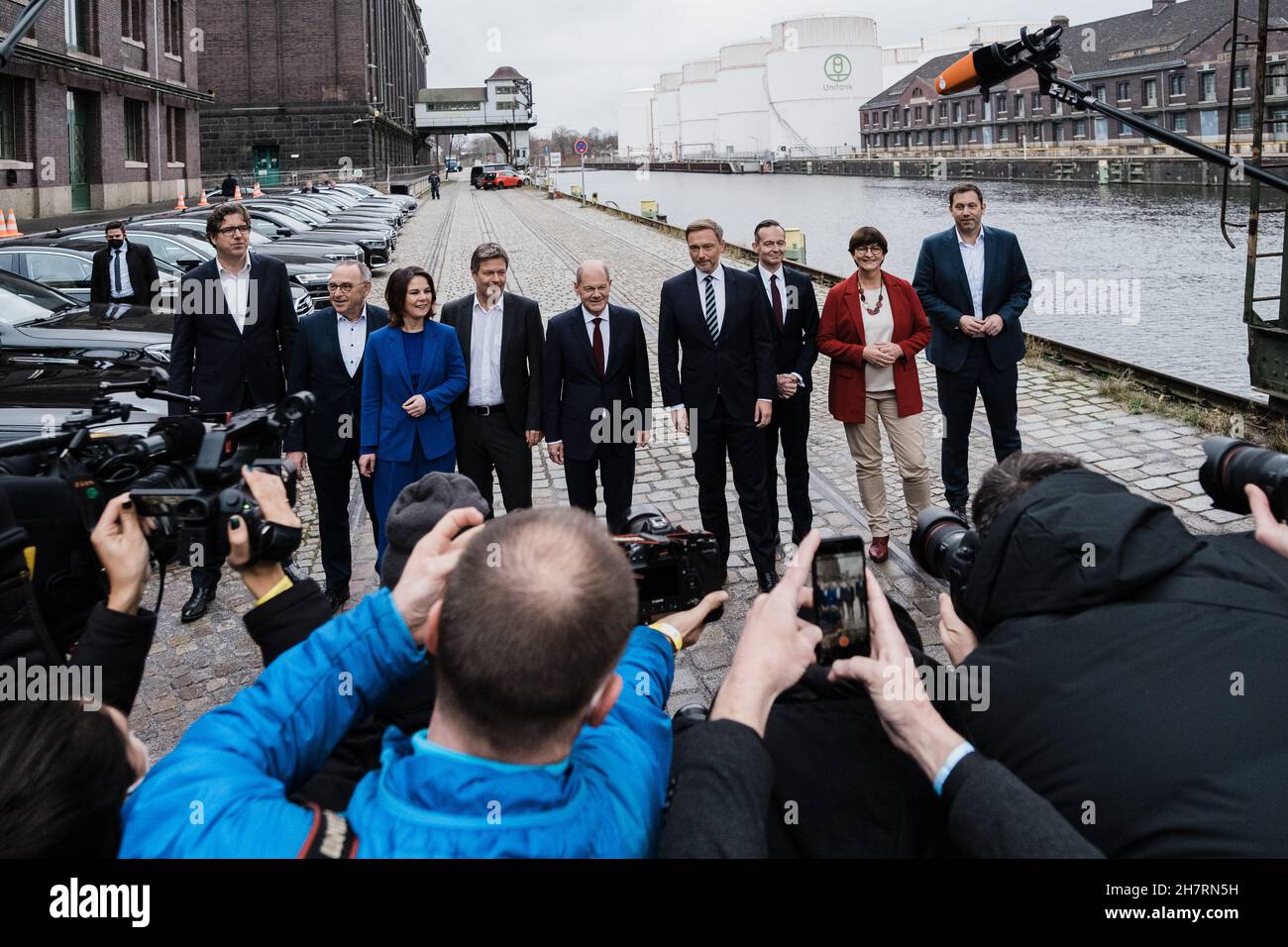 Berlin, Allemagne.24 novembre 2021.OLAF Scholz, Annalena Baerbock, Robert Habeck, Christian Lindner, Volker Wissing,Saskia Esken, Lars Klingbeil à Berlin, le 24 novembre 2021.(Photo de Ralph Pache/PRESSCOV/Sipa USA) crédit: SIPA USA/Alay Live News Banque D'Images