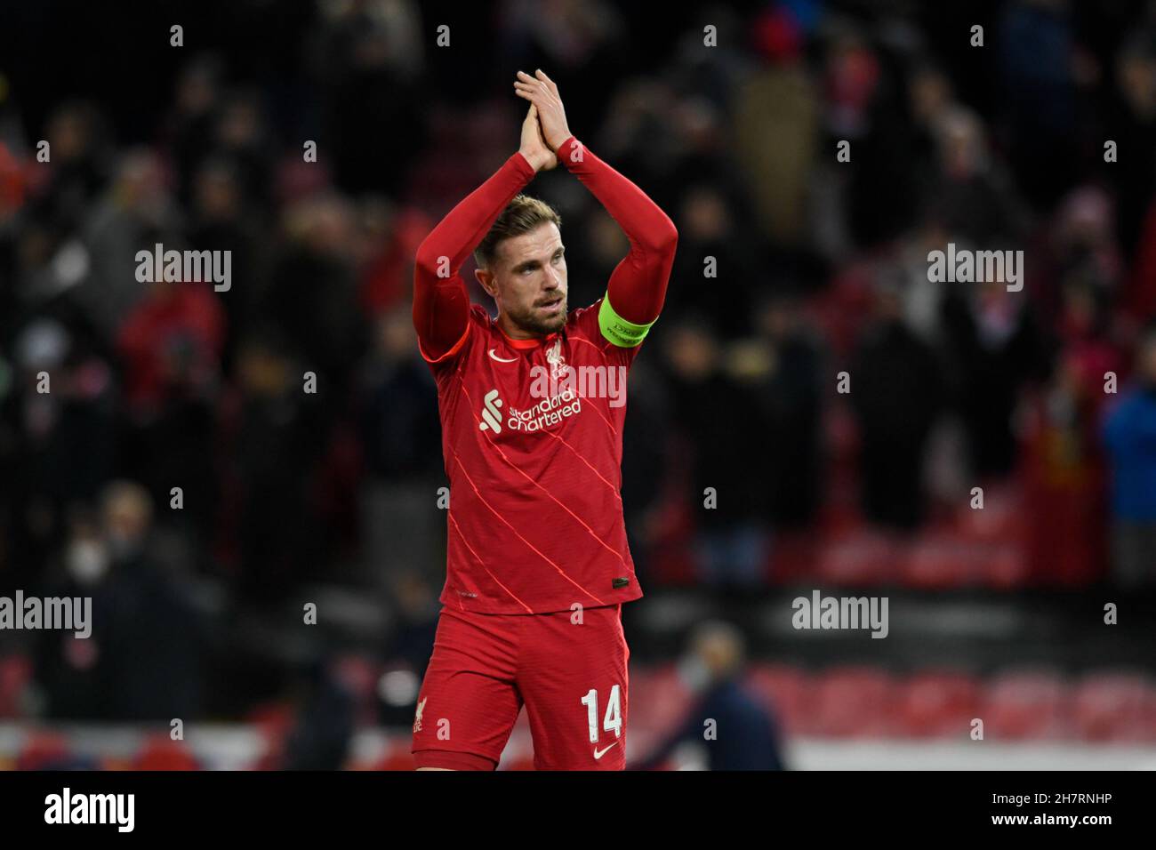 Liverpool, Royaume-Uni.24 novembre 2021.Jordan Henderson #14 de Liverpool  applaudit les supporters à la fin du match après que son côté a battu le FC  Porto 2-0 à Liverpool, au Royaume-Uni, le 11/24/2021.(Photo