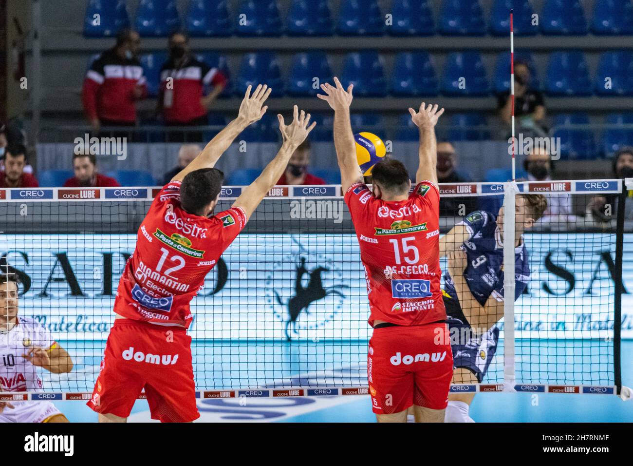 Civitanova Marche, Italie.24 novembre 2021. Bloc de Luciano de Cecco, Cucine Lube Civitanova pendant Cucine Lube Civitanova vs Consar Ravenna, Volleyball Italien Serie A Men SuperLeague Championship Championship à Civitanova Marche, Italie, novembre 24 2021 crédit: Independent photo Agency/Alay Live News Banque D'Images