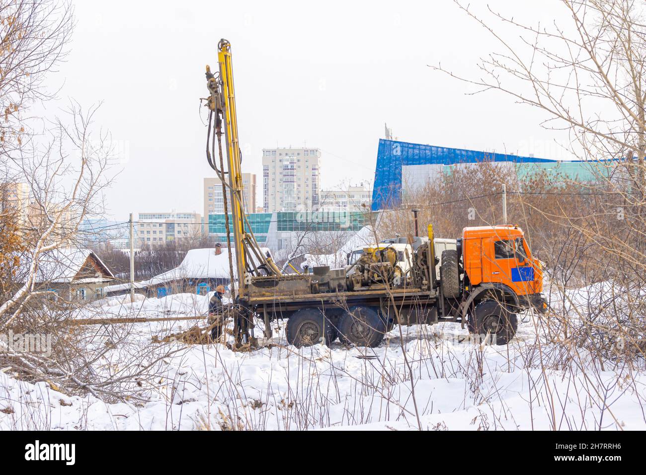 Avant le début de la construction, des études géologiques de la structure et de la profondeur de la congélation du sol sont effectuées à l'aide de la méthode de forage Banque D'Images