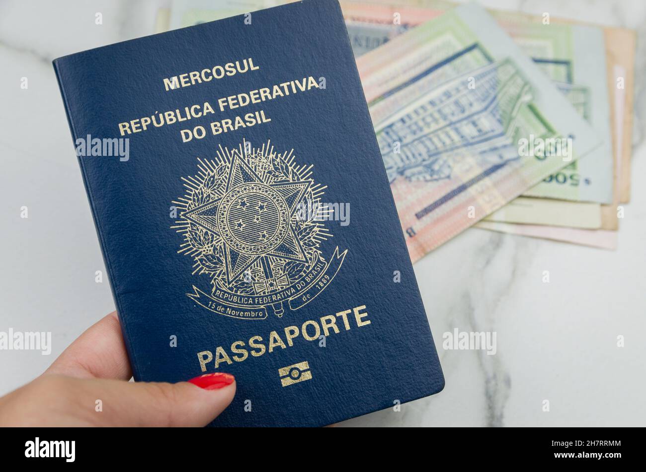Traduction: Mercosur, République fédérative du Brésil, Passeport et pesos uruguayens, concept de voyage pandémique. Banque D'Images