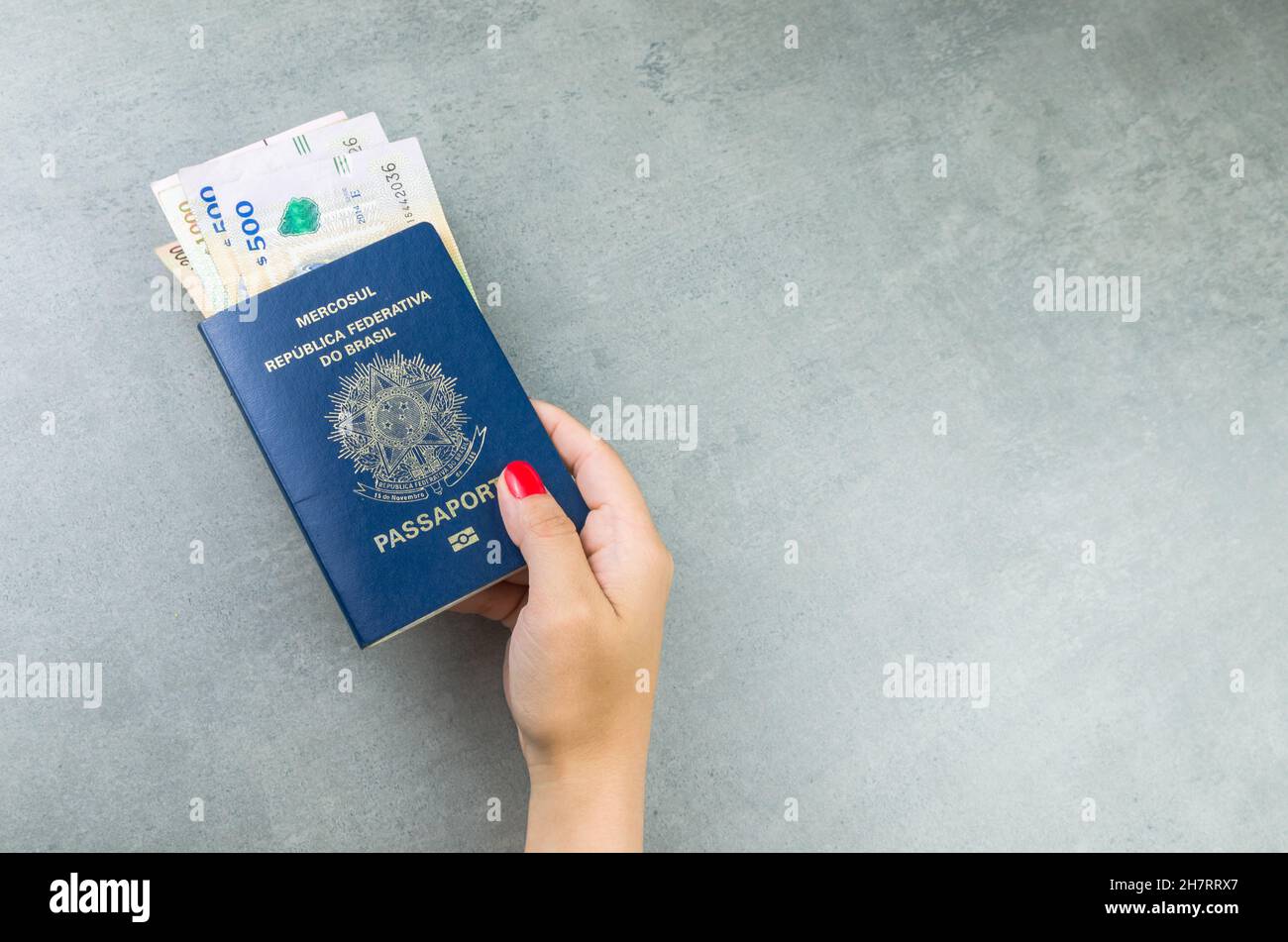 Traduction: Mercosur, République fédérative du Brésil, Passeport et pesos uruguayens, concept de voyage pandémique. Banque D'Images