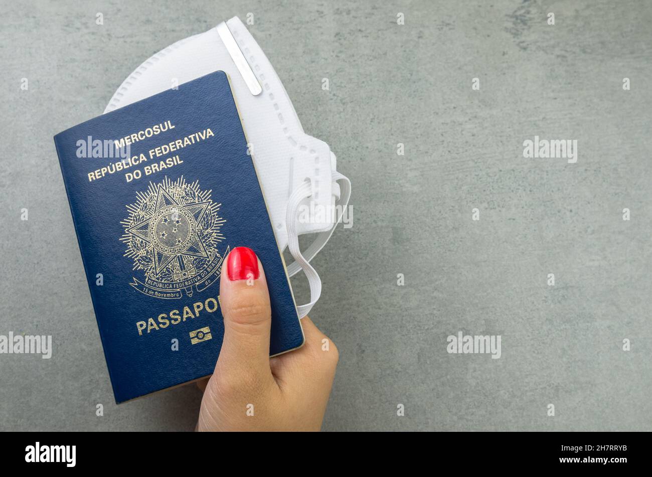 Traduction: Mercosur, République fédérative du Brésil, Passeport et pesos uruguayens, concept de voyage pandémique. Banque D'Images