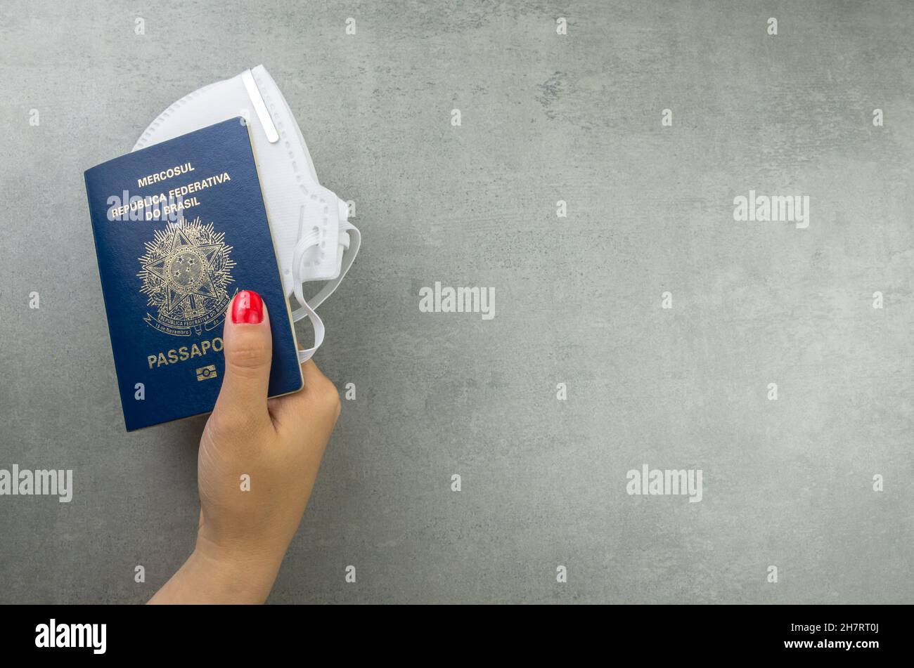 Traduction: Mercosur, République fédérative du Brésil, Passeport et pesos uruguayens, concept de voyage pandémique. Banque D'Images