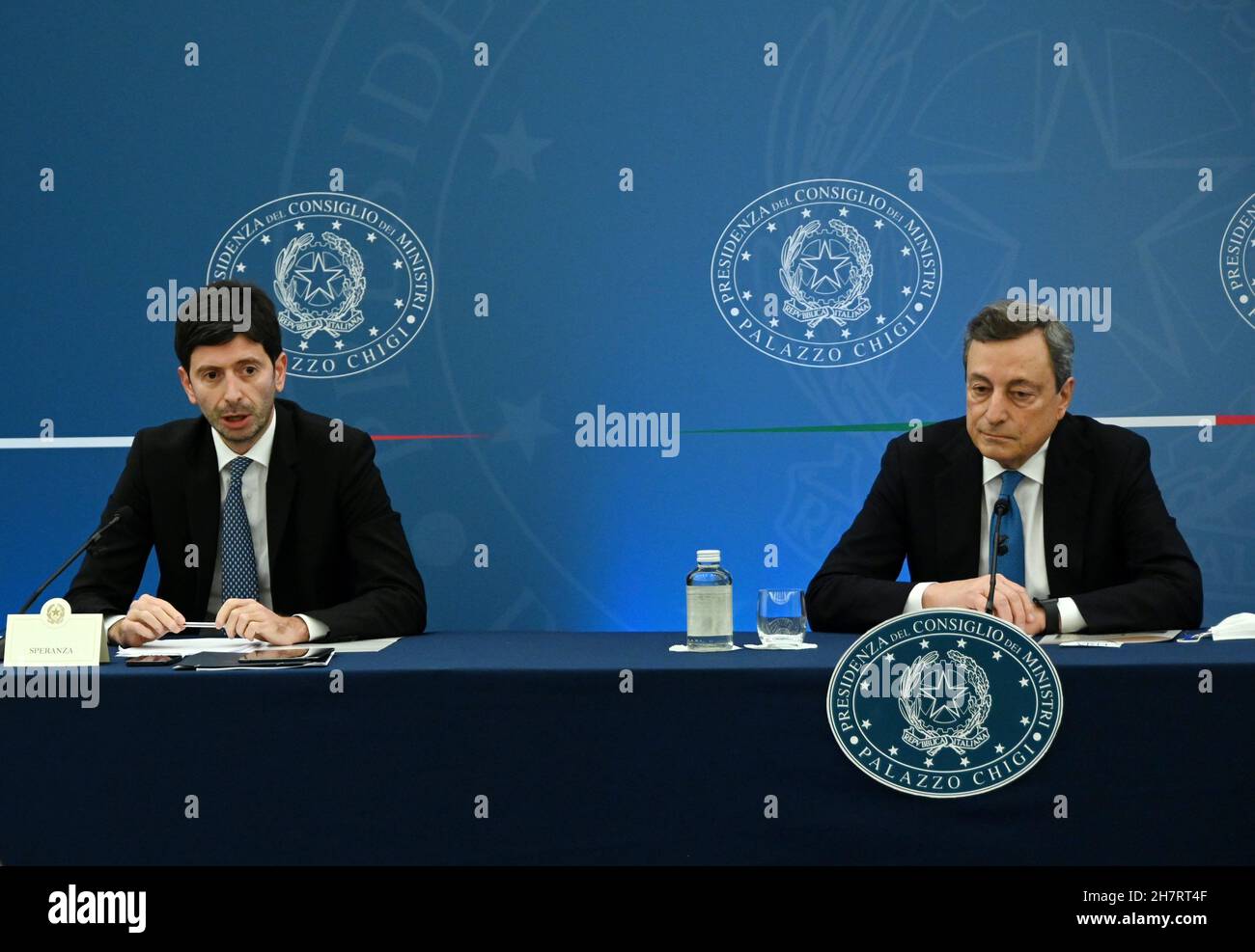 Rome, Italie.24 novembre 2021.Le Premier ministre italien Mario Draghi (R) et le ministre de la Santé Roberto Speranza assistent à une conférence de presse à Rome (Italie), le 24 novembre 2021.Avec l'augmentation des infections à COVID-19 en Italie, le pays a resserré les restrictions mercredi à l'approche des fêtes de Noël et du nouvel an.Les nouvelles mesures les plus importantes sont l'extension de la passe verte obligatoire à un plus large éventail de sites et les restrictions pour les personnes non vaccinées.Ces mesures, annoncées dans un décret adopté à l'unanimité par le cabinet du Premier ministre Mario Draghi, entreront en vigueur le décembre crédit: Xinhua/ Banque D'Images