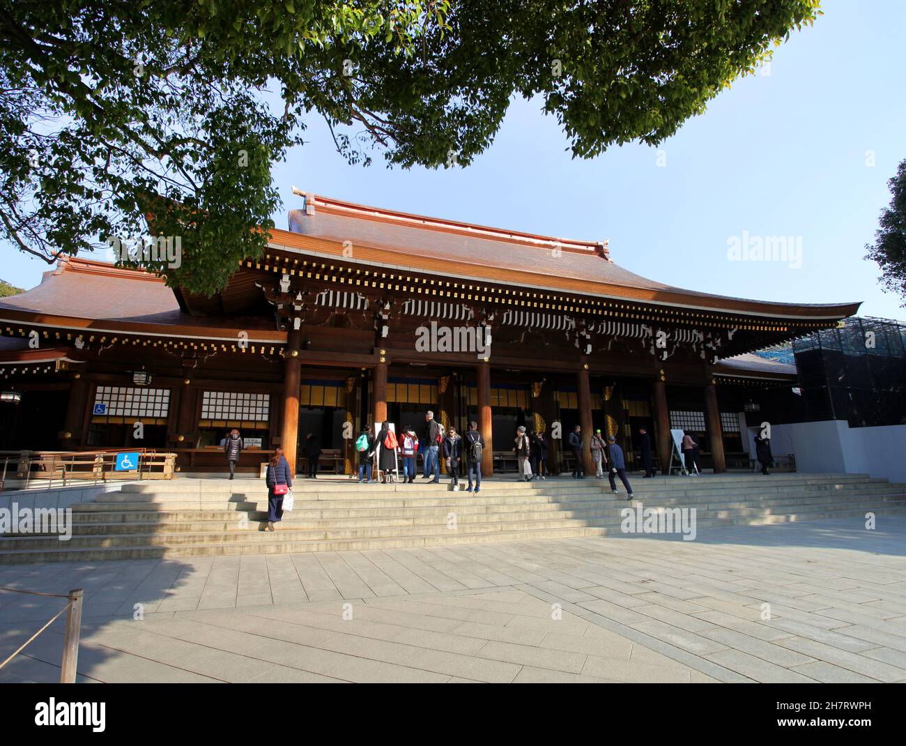 Le sanctuaire Meiji Jingu à Shibuya, Tokyo, Japon.Le sanctuaire est un sanctuaire shinto et est fait de bois de couleur naturelle.Plusieurs visiteurs sont présents. Banque D'Images