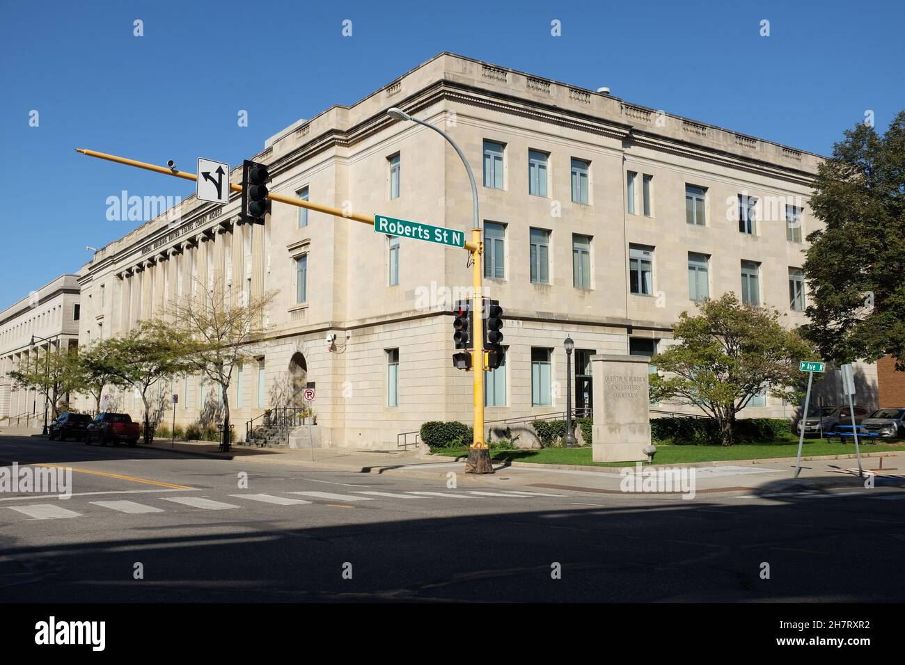 FARGO, DAKOTA DU NORD - 4 octobre 2021 : le palais de justice américain Quentin N. Burdick, à l'angle de First Avenue et Roberts Street. Banque D'Images