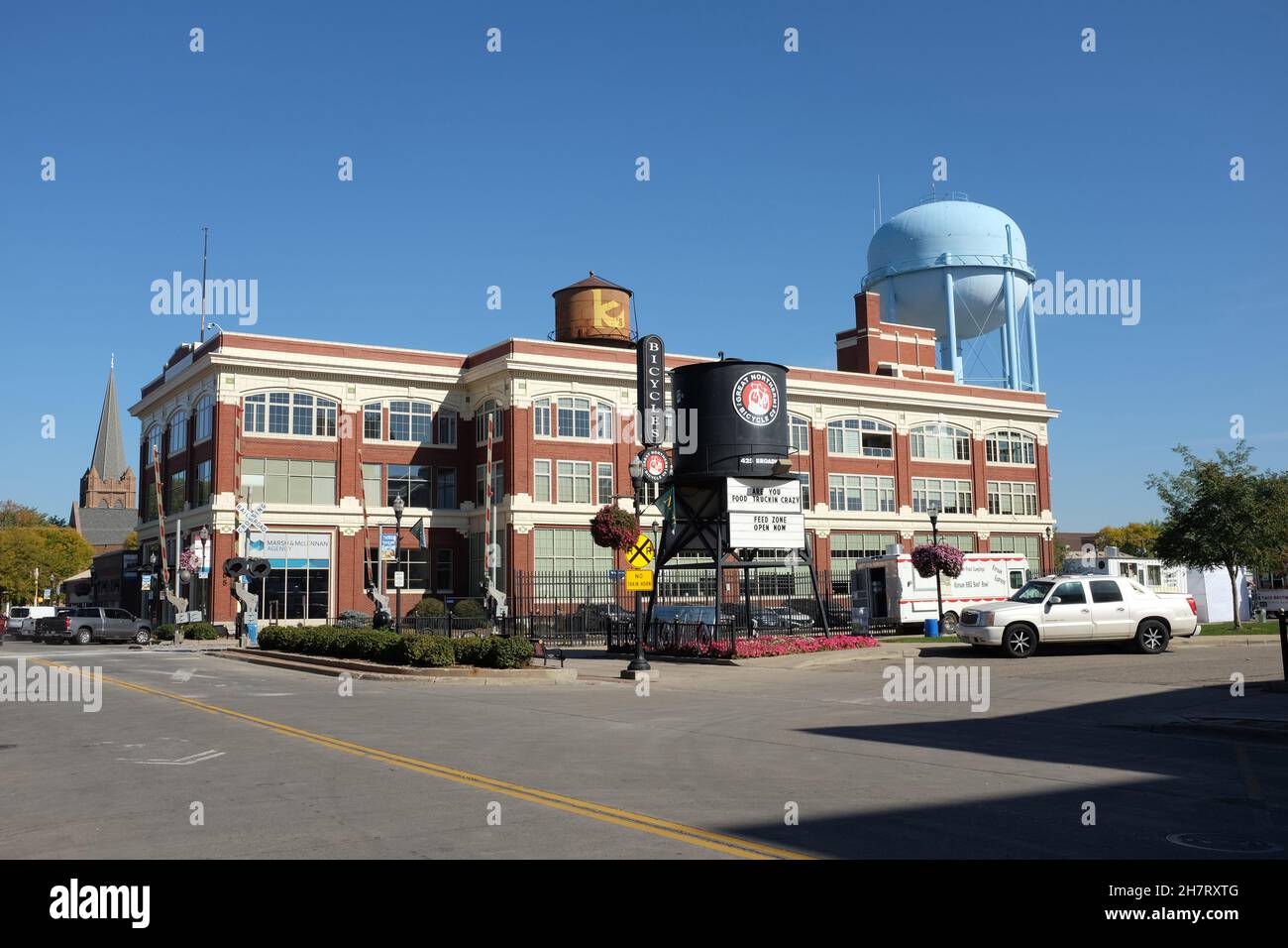 FARGO, DAKOTA DU NORD - 4 octobre 2021 : le Ford Building, sur Broadway à côté des Great Northern Railroad Tracks, avait un éperon à l'intérieur, donc les voitures pourraient l'être Banque D'Images