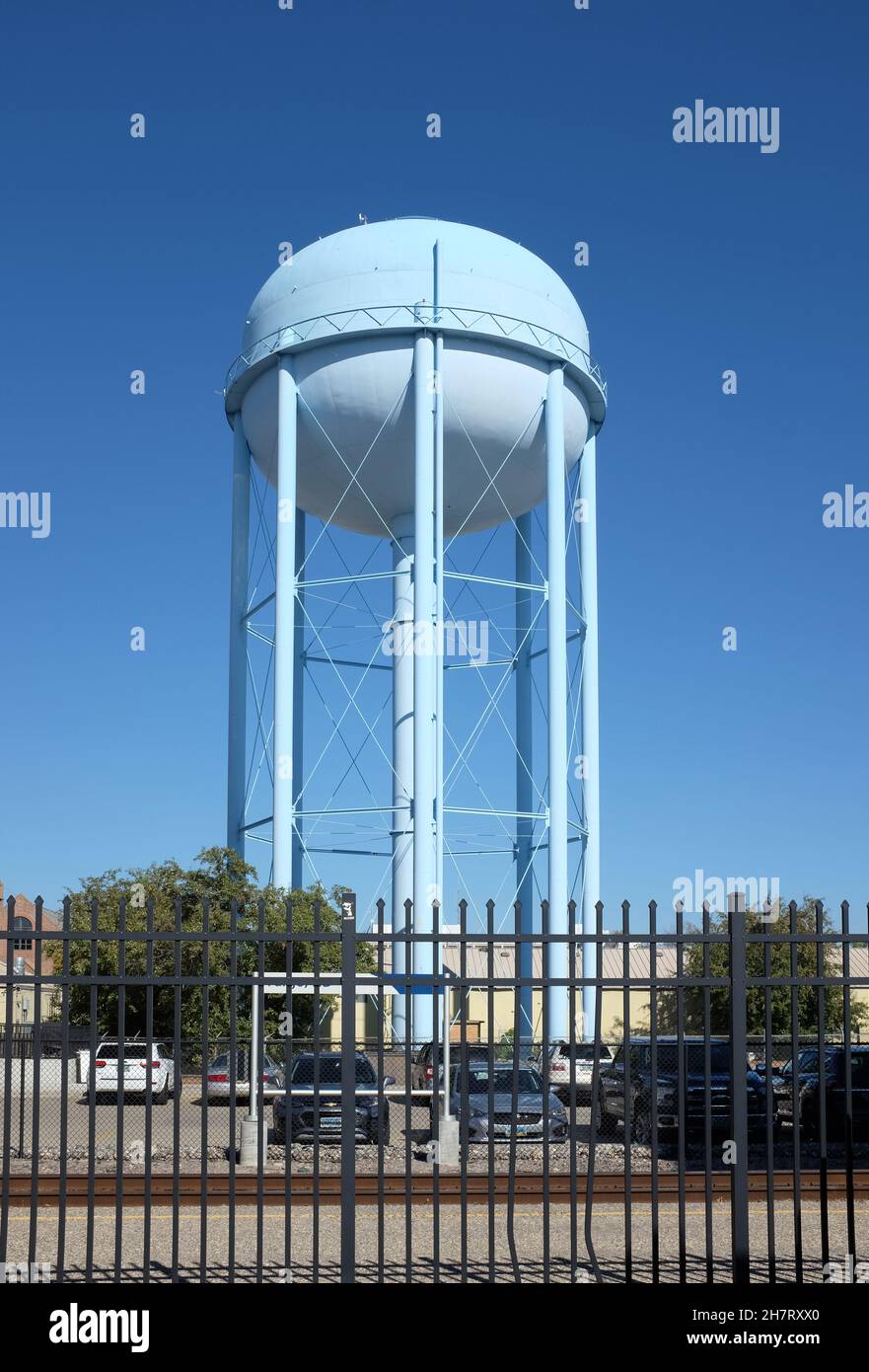 FARGO, DAKOTA DU NORD - 4 octobre 2021 : tour d'eau dans le centre-ville de Fargo, à côté du Ford Building. Banque D'Images