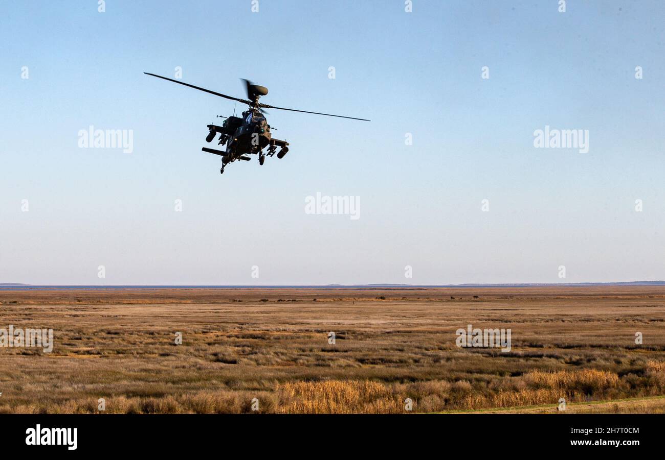 Un hélicoptère Apache AH-64E de l'armée américaine survole la zone cible de bombardement 11 (BT-11) sur l'île Piney, en Caroline du Nord, pendant l'opération Razor talon, le 17 novembre 2021.La gamme BT-11, une installation satellite de Marine corps Air Station Cherry point, a été utilisée par des soldats de l'armée américaine affectés à Charlie Company, 1er Bataillon, 101e Aviation Regiment, 101e Airborne Division de fort Campbell, Kentucky.(É.-U.Photo du corps marin par lance Cpl.Lauralle Walker) Banque D'Images