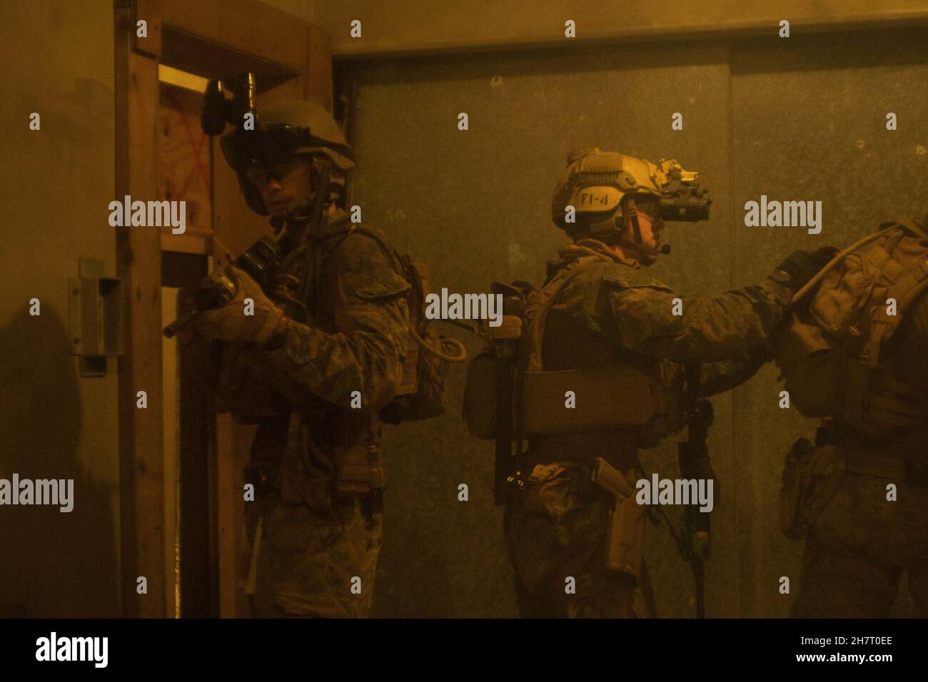 Les Marines des États-Unis avec 3d reconnaissance Battalion, 3d Marine Division, nettoyer une salle lors d'un raid héliporté sur Camp Hansen, Okinawa, Japon, 4 novembre 2021.Marines a mené le raid héliporté dans le cadre de son évaluation de l'état de préparation au combat du corps des Marines, en se concentrant sur diverses méthodes d'insertion et d'extraction, sur l'emploi constant des communications et sur la confiance accrue.(É.-U.Photo du corps marin par lance Cpl.Scott AuBuchon) Banque D'Images