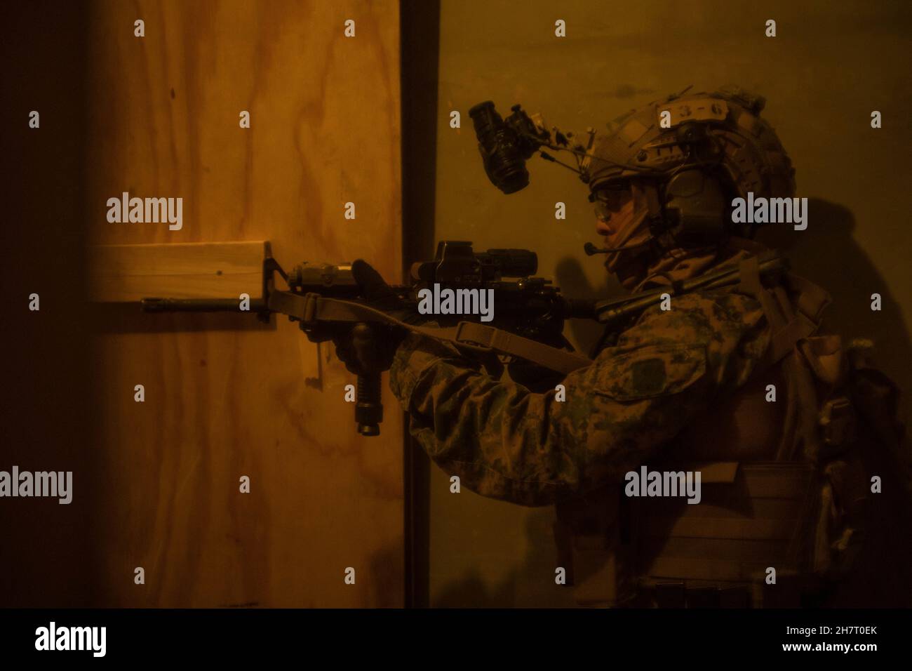 Un Marine américaine avec 3d reconnaissance Battalion, 3D Marine Division, établit la sécurité lors d'un raid héliporté sur Camp Hansen, Okinawa, Japon, le 4 novembre 2021.Marines a mené le raid héliporté dans le cadre de son évaluation de l'état de préparation au combat du corps des Marines, en se concentrant sur diverses méthodes d'insertion et d'extraction, sur l'emploi constant des communications et sur la confiance accrue.(É.-U.Photo du corps marin par lance Cpl.Scott AuBuchon) Banque D'Images