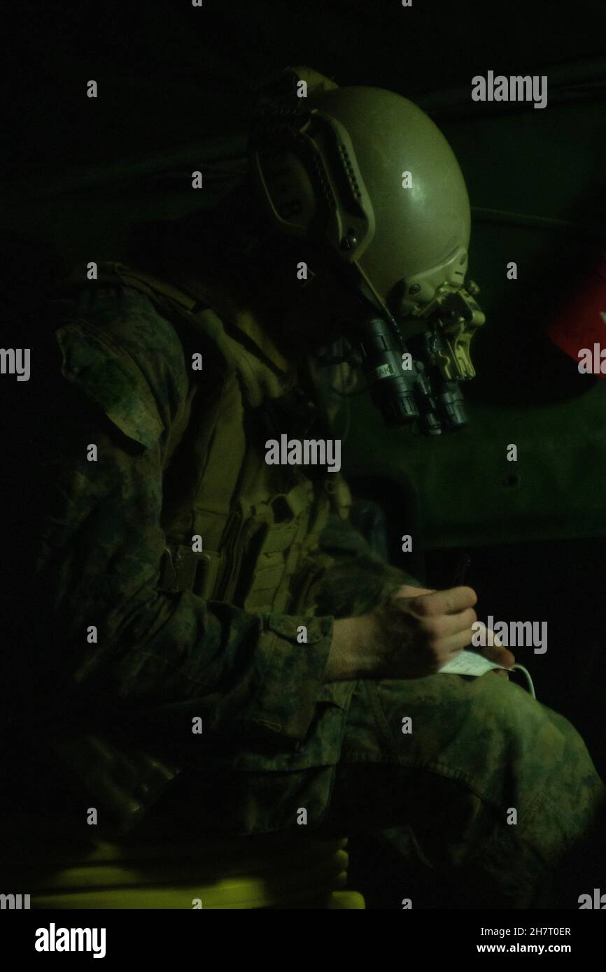 Un Marine américaine avec 3d reconnaissance Battalion, 3D Marine Division, effectue le recouvrement tactique de l'entraînement du personnel de l'avion à Camp Hansen, Okinawa, Japon, le 4 novembre 2021.Marines a mené le raid héliporté dans le cadre de son évaluation de l'état de préparation au combat du corps des Marines, en se concentrant sur diverses méthodes d'insertion et d'extraction, sur l'emploi constant des communications et sur la confiance accrue.(É.-U.Photo du corps marin par lance Cpl.Scott AuBuchon) Banque D'Images