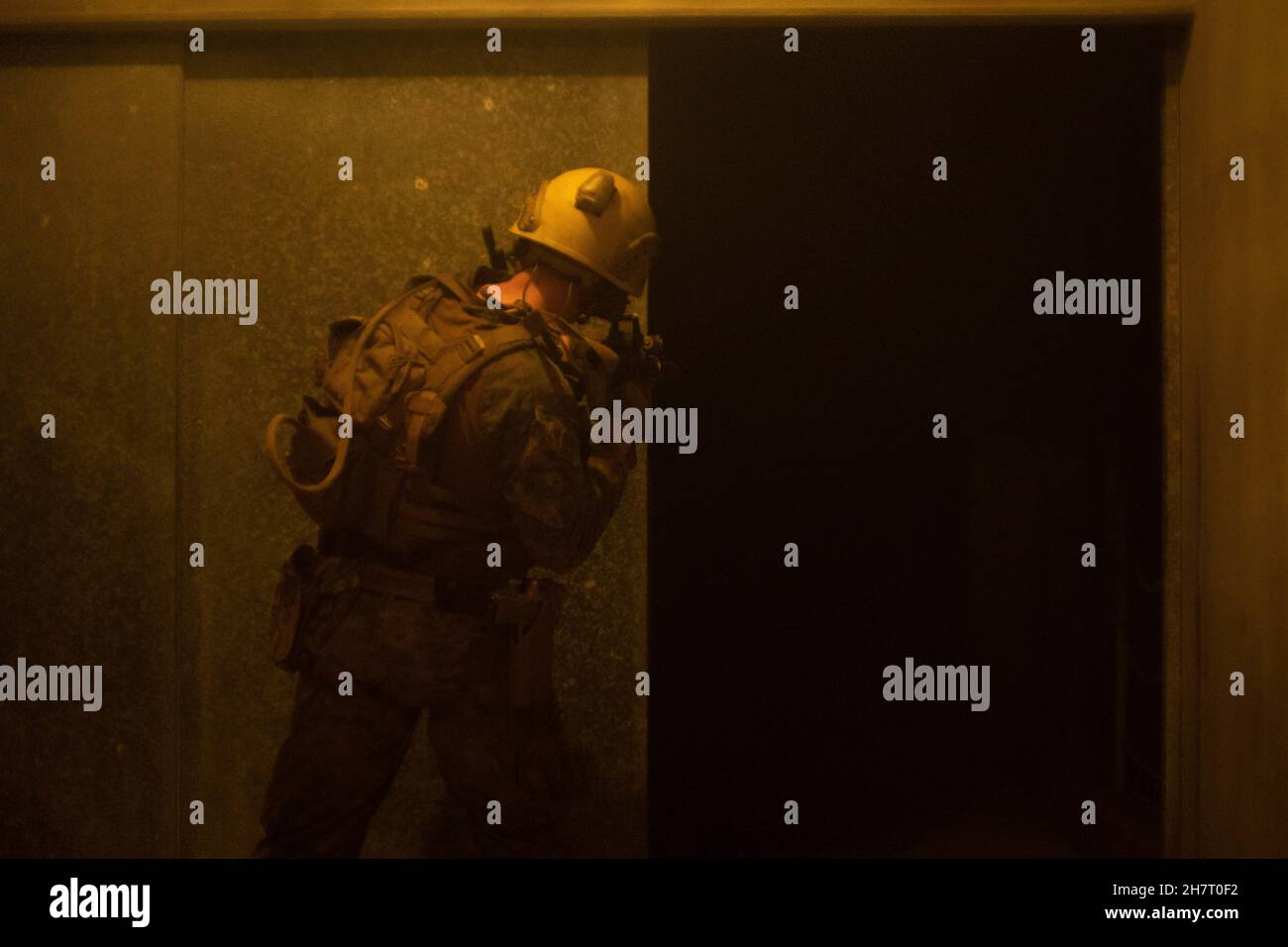 Une marine américaine avec 3d reconnaissance Battalion, 3d Marine Division, nettoyer une salle lors d'un raid héliporté sur Camp Hansen, Okinawa, Japon, 4 novembre 2021.Marines a mené le raid héliporté dans le cadre de son évaluation de l'état de préparation au combat du corps des Marines, en se concentrant sur diverses méthodes d'insertion et d'extraction, sur l'emploi constant des communications et sur la confiance accrue.(É.-U.Photo du corps marin par lance Cpl.Scott AuBuchon) Banque D'Images