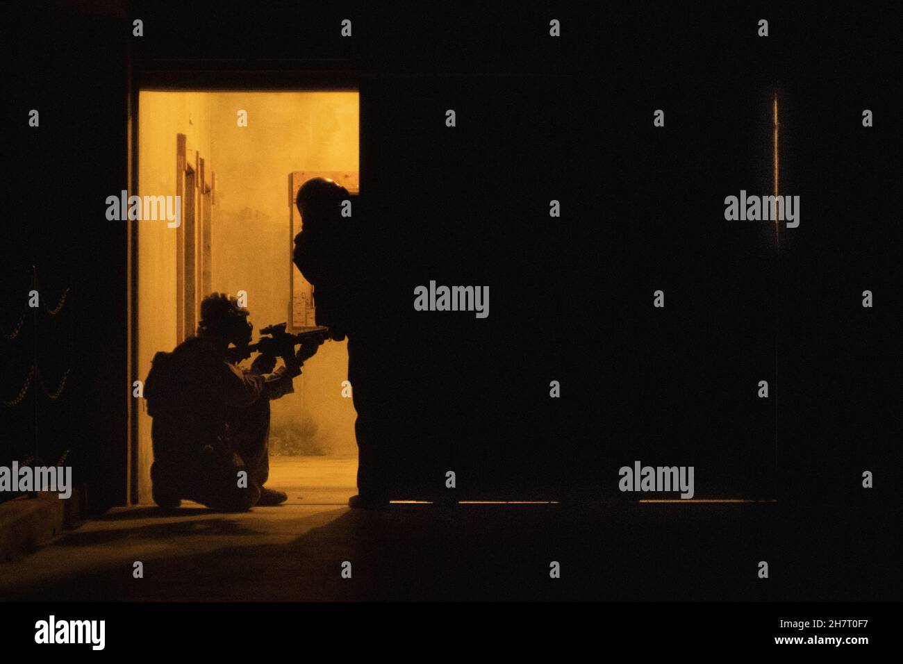 Les Marines des États-Unis avec 3d reconnaissance Battalion, 3D Marine Division, participent comme force opposée lors d'un raid héliporté sur Camp Hansen, Okinawa, Japon, le 4 novembre 2021.Marines a mené le raid héliporté dans le cadre de son évaluation de l'état de préparation au combat du corps des Marines, en se concentrant sur diverses méthodes d'insertion et d'extraction, sur l'emploi constant des communications et sur la confiance accrue.(É.-U.Photo du corps marin par lance Cpl.Scott AuBuchon) Banque D'Images