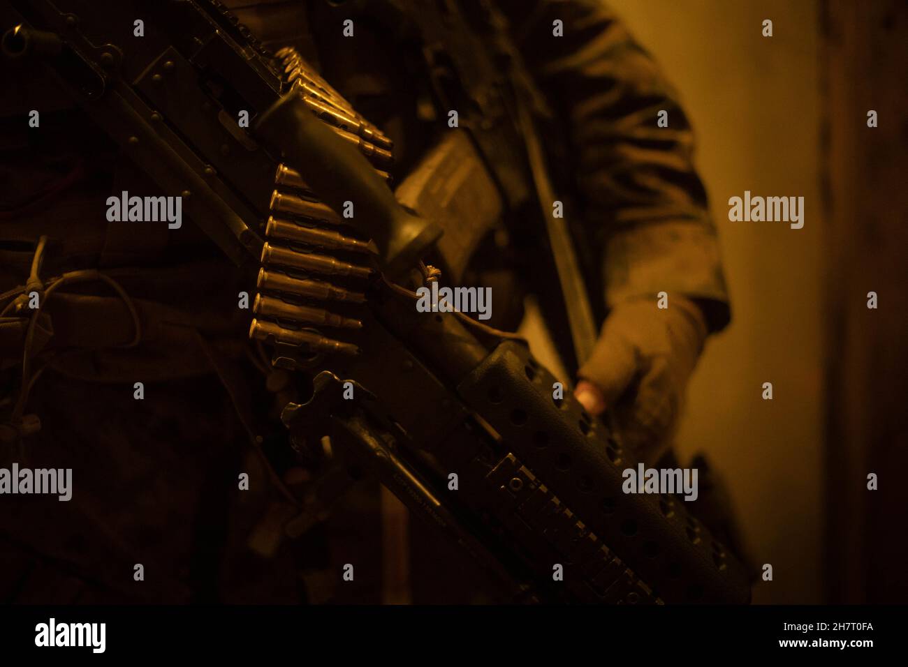 Un Marine américaine avec 3d reconnaissance Battalion, 3D Marine Division, se prépare à vider une salle lors d'un raid héliporté sur Camp Hansen, Okinawa, Japon, le 4 novembre 2021.Marines a mené le raid héliporté dans le cadre de son évaluation de l'état de préparation au combat du corps des Marines, en se concentrant sur diverses méthodes d'insertion et d'extraction, sur l'emploi constant des communications et sur la confiance accrue.(É.-U.Photo du corps marin par lance Cpl.Scott AuBuchon) Banque D'Images