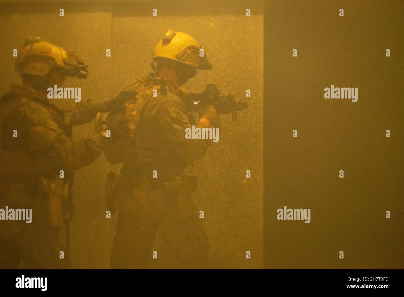 Les Marines des États-Unis avec 3d reconnaissance Battalion, 3d Marine Division, nettoyer une salle lors d'un raid héliporté sur Camp Hansen, Okinawa, Japon, 4 novembre 2021.Marines a mené le raid héliporté dans le cadre de son évaluation de l'état de préparation au combat du corps des Marines, en se concentrant sur diverses méthodes d'insertion et d'extraction, sur l'emploi constant des communications et sur la confiance accrue.(É.-U.Photo du corps marin par lance Cpl.Scott AuBuchon) Banque D'Images