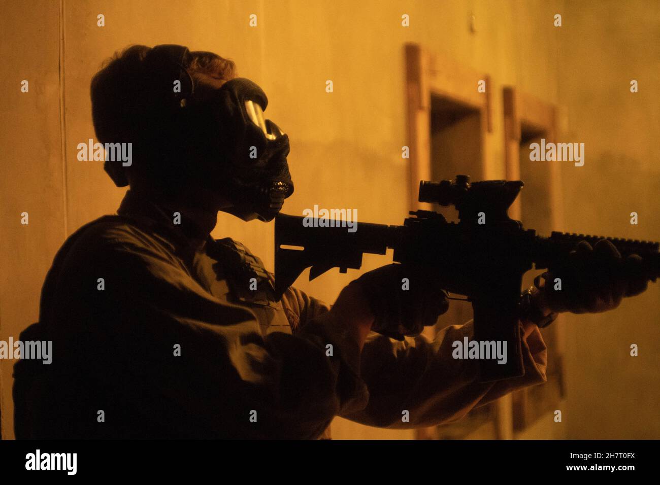 Les Marines des États-Unis avec 3d reconnaissance Battalion, 3d Marine Division, nettoyer une salle lors d'un raid héliporté sur Camp Hansen, Okinawa, Japon, 4 novembre 2021.Marines a mené le raid héliporté dans le cadre de son évaluation de l'état de préparation au combat du corps des Marines, en se concentrant sur diverses méthodes d'insertion et d'extraction, sur l'emploi constant des communications et sur la confiance accrue.(É.-U.Photo du corps marin par lance Cpl.Scott AuBuchon) Banque D'Images