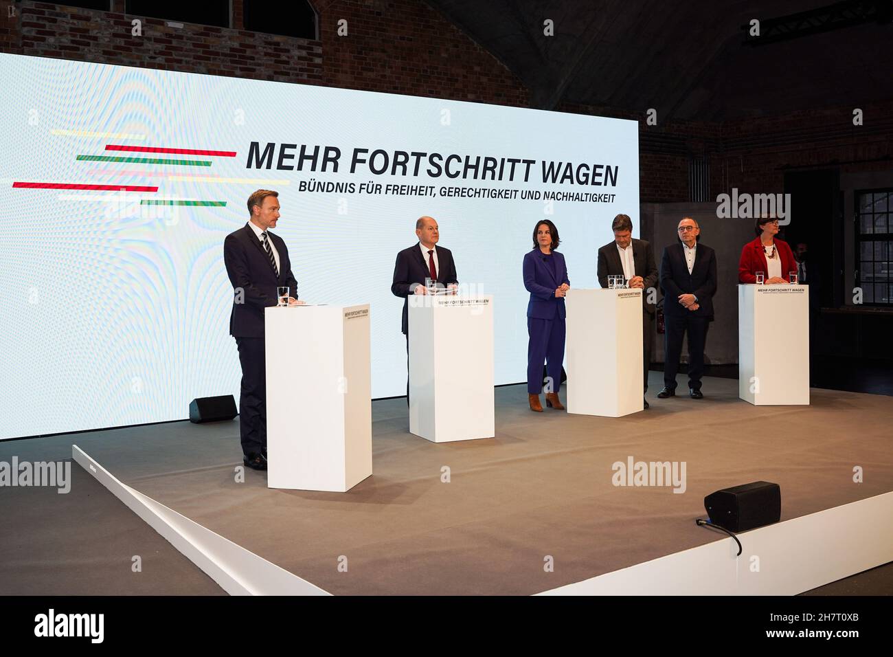 Berlin, Allemagne.24 novembre 2021.Chef du Parti démocratique libre (FDP) allemand Christian Lindner, OLAF Scholz du Parti social-démocrate (SPD), leaders des Verts Annalena Baerbock et Robert Habeck,Et les dirigeants du SPD Norbert Walter-Borjans et de Saskia Esken (de L à R) assistent à une conférence de presse conjointe à Berlin, en Allemagne, le 24 novembre 2021.Les négociations de coalition entre le Parti social-démocrate allemand (SPD), les Verts et le Parti démocratique libre (FDP) se sont terminées lorsque les trois partis ont présenté un accord mercredi.Credit: Stefan Zeitz/Xinhua/Alay Live News Banque D'Images