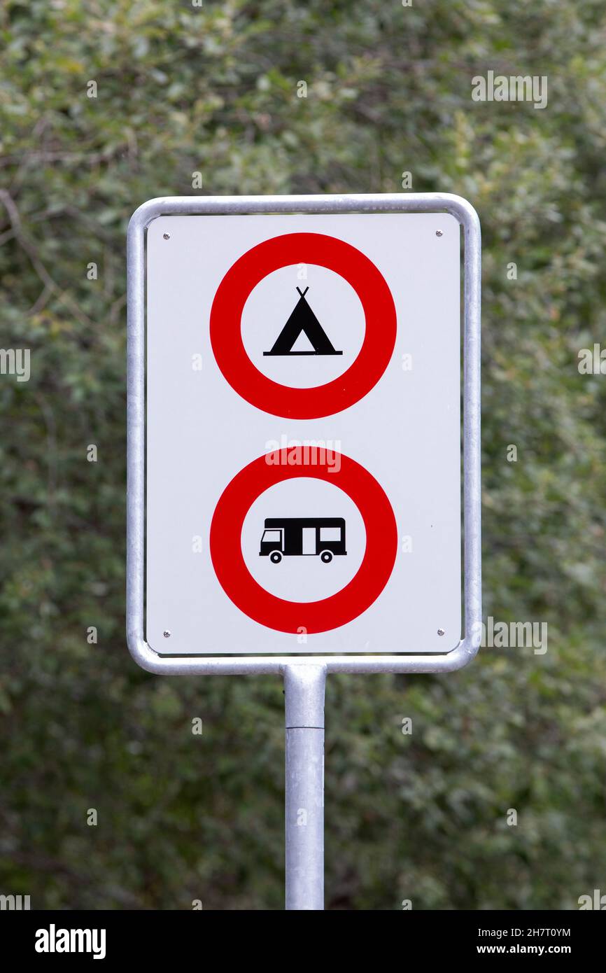 Panneau indiquant qu'il est interdit de camper avec une tente, un campeur, un camping, un campervan. Banque D'Images