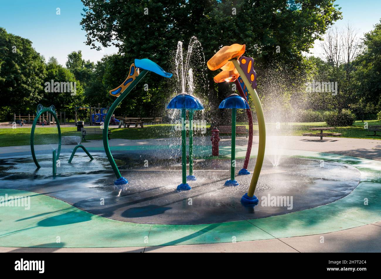 Un bloc de jets d'eau de conception contemporaine, avec des fontaines, des jets d'eau et de l'eau en cascade dans un parc, Ontario, Canada.L'été pour tout le monde. Banque D'Images