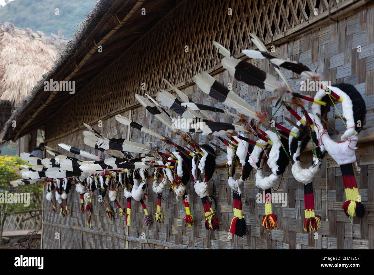 Équipement de tête de Naga traditionnel fait de plumes de Hornbill accrochée sur le mur d'une cabane de Naga traditionnelle Banque D'Images