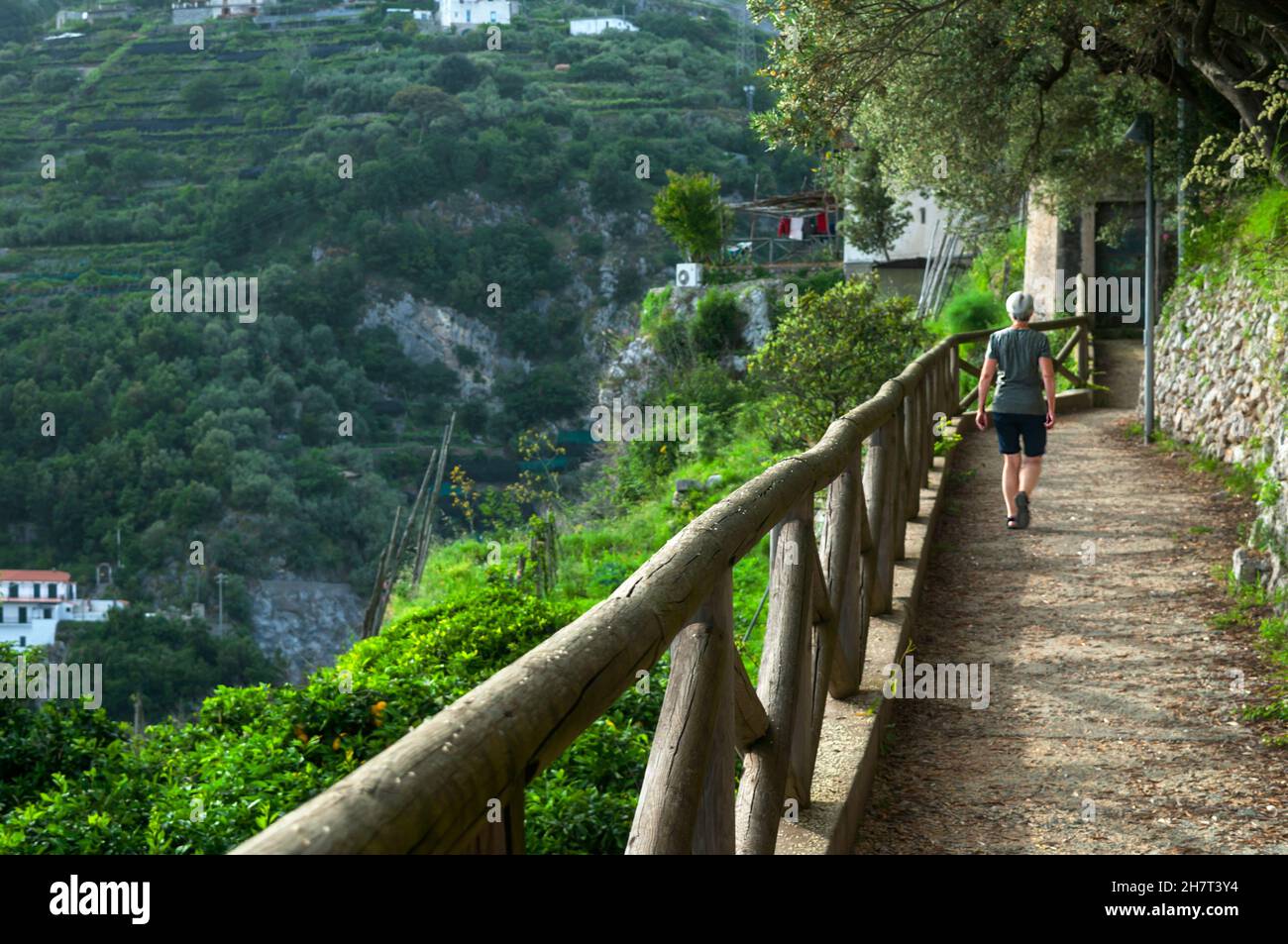 Une femme marche sur un joli chemin à l'extrémité ouest de Ravello surplombant Scala sur la gauche.La marche le long des chemins pittoresques est une activité populaire Banque D'Images