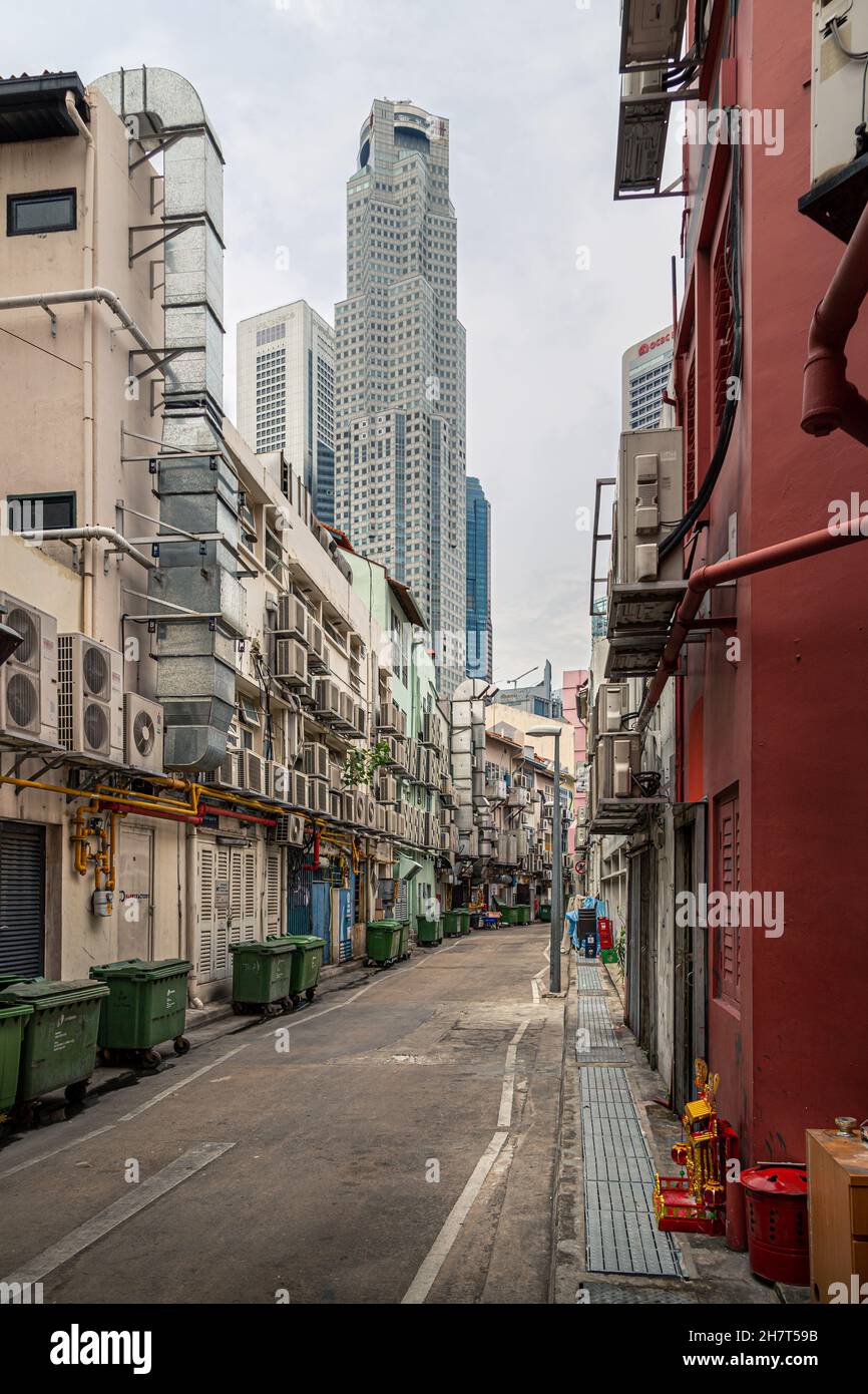 SINGAPOUR, SINGAPOUR - 08 mai 2017 : vue sur une ruelle étroite près du centre-ville de Singapour, avec un gratte-ciel UOB Plaza au loin. Banque D'Images
