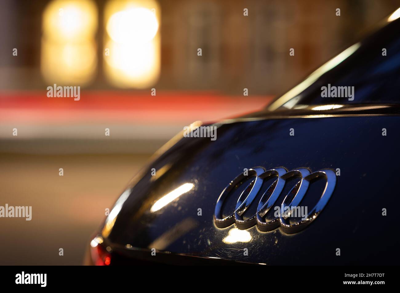 Hanovre, Allemagne.24 novembre 2021.Le logo du constructeur automobile Audi est visible sur un véhicule dans la soirée.La Cour fédérale de justice (BGH) est en cours d'audition sur 25.11.2021 dans le scandale diesel sur des réclamations possibles pour dommages-intérêts contre la filiale Audi de VW.Credit: Moritz Frankenberg/dpa/Alay Live News Banque D'Images