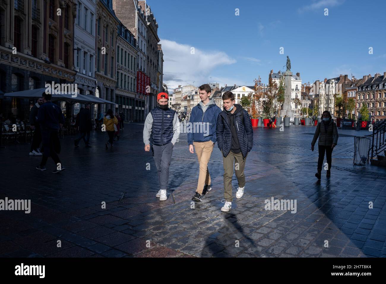 4 novembre 2021 - Lille, France : les gens dans les rues de la vieille ville.La Flandre française du Nord de la France a une architecture similaire à celle de la Belgique Banque D'Images
