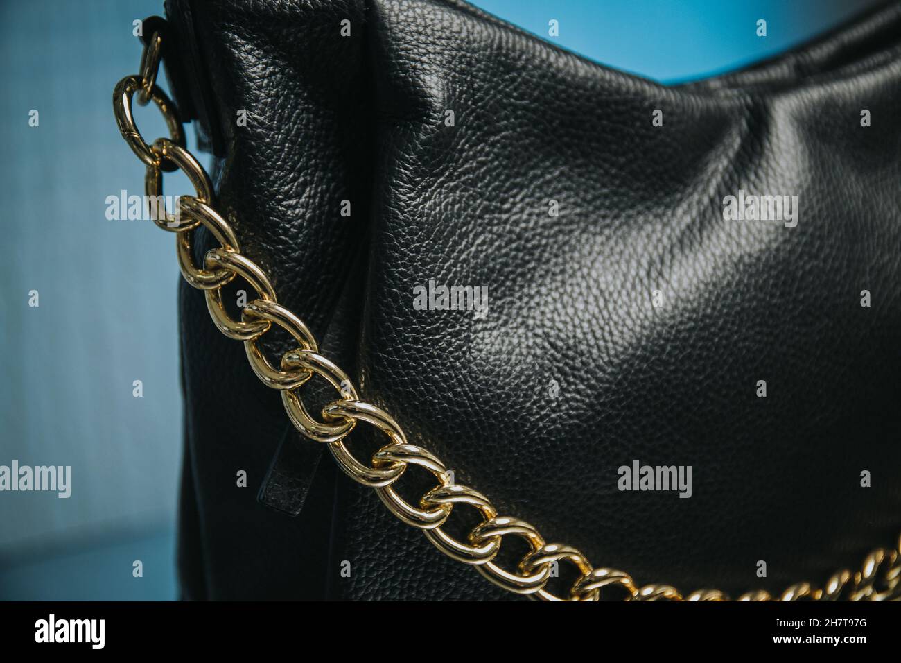 Gros plan d'un sac à main femelle en cuir noir sur une table Photo Stock -  Alamy