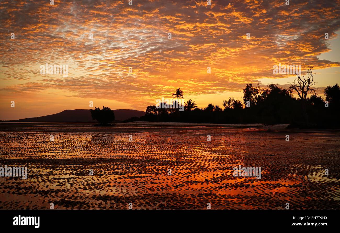 Fantastique lever de soleil orange à Elim Beach, Elim Beach se trouve à environ une heure de route au nord de Cooktown, dans le Queensland, au loin nord tropical de l'Australie Banque D'Images