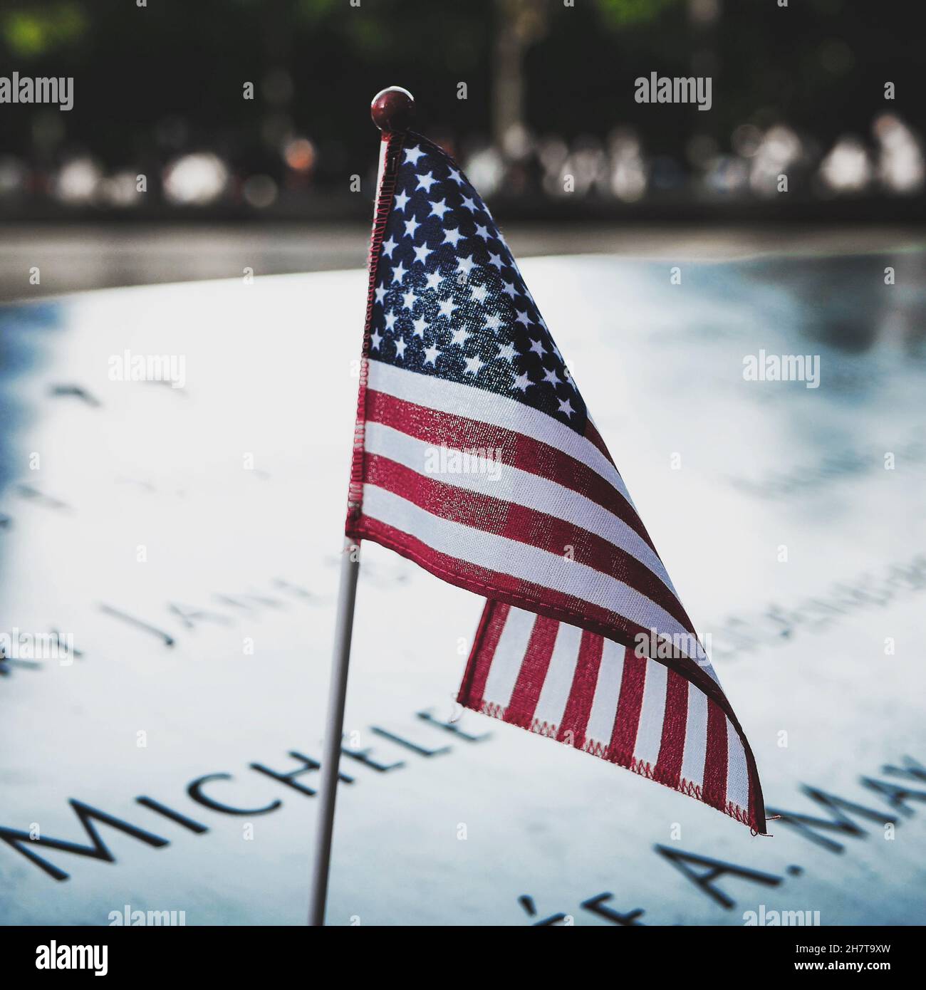 Gros plan du drapeau des États-Unis sur une pierre commémorative. Banque D'Images