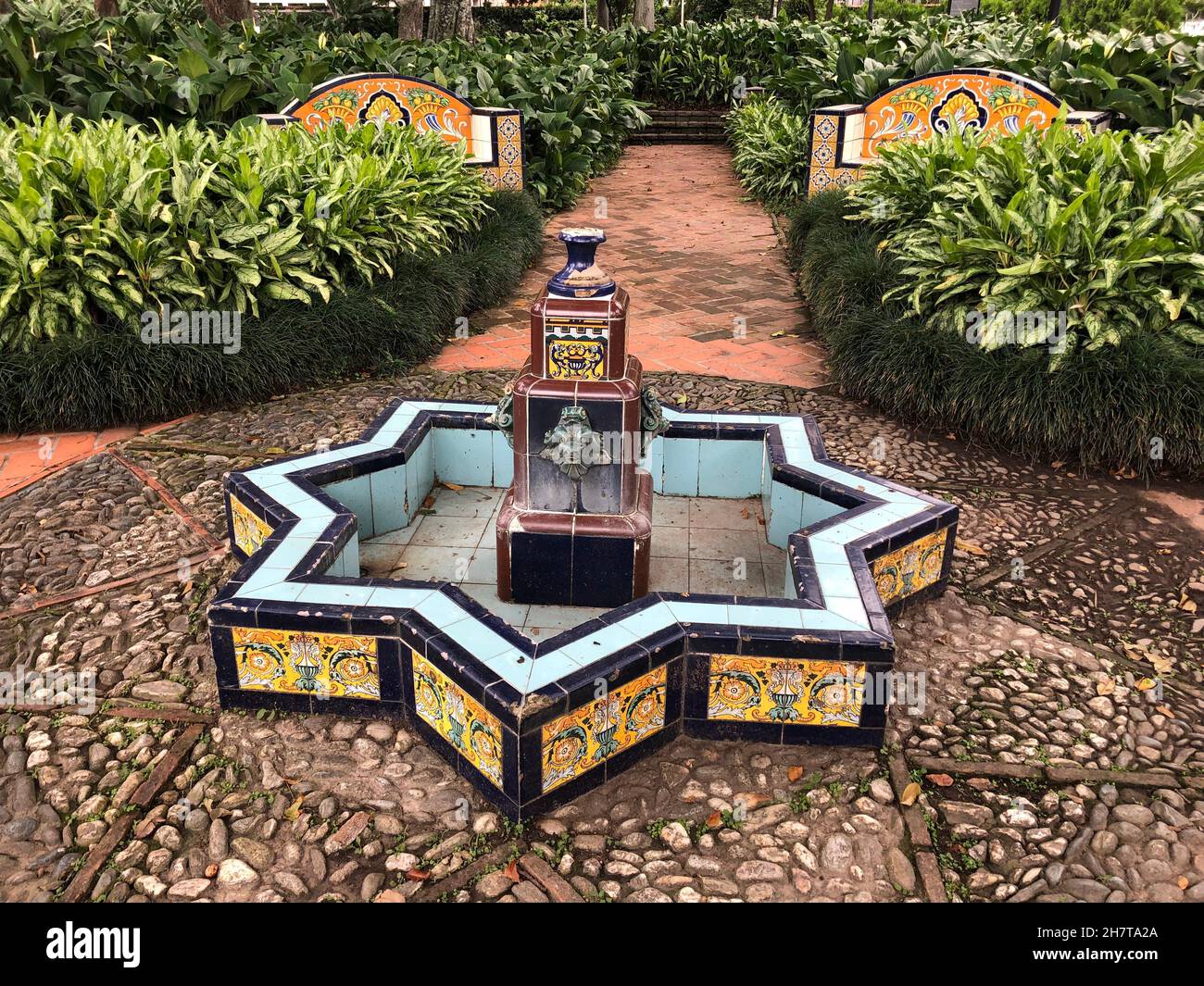 Une remarquable fontaine en mosaïque marocaine au look andalou mauresque Banque D'Images