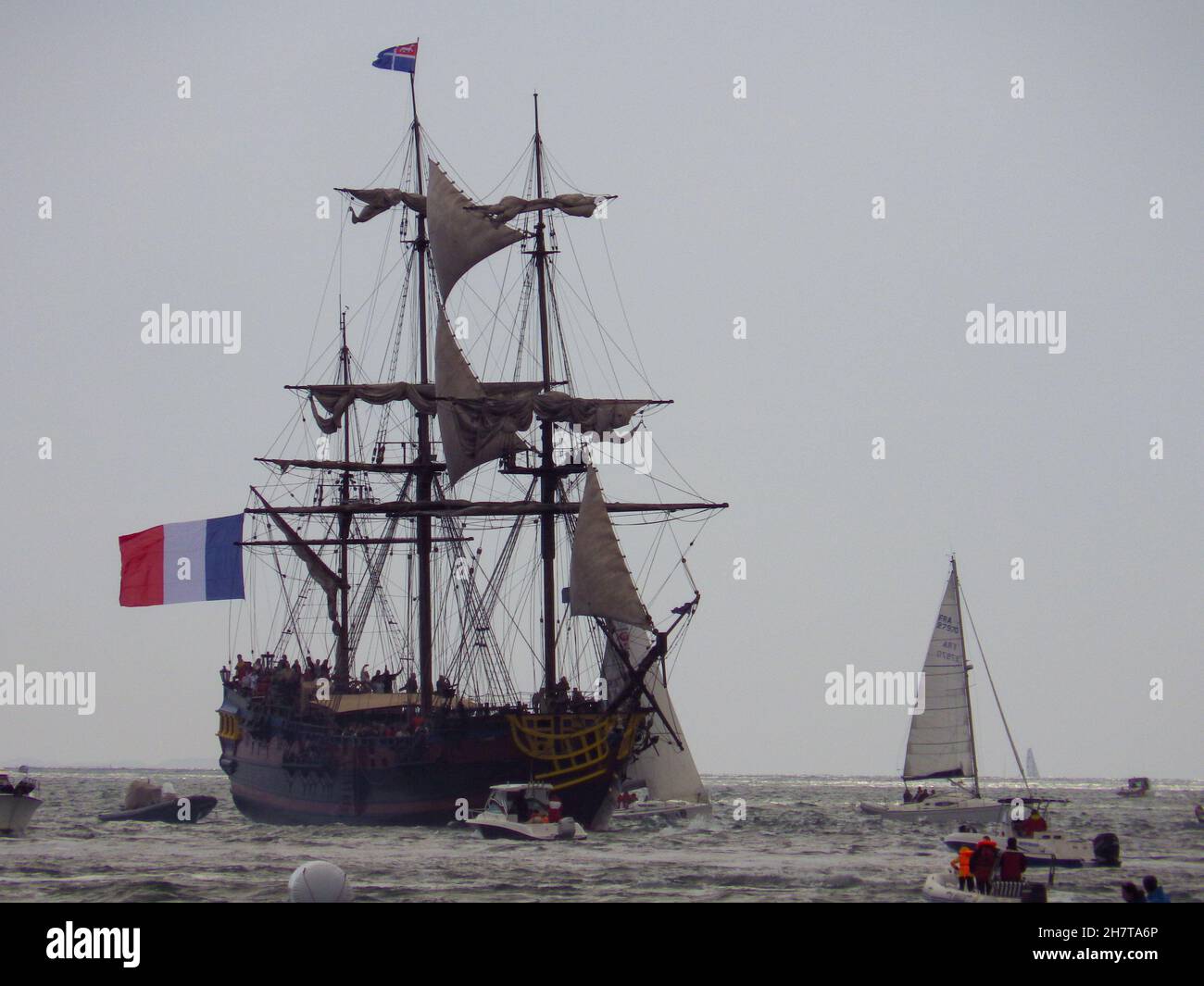 VANNES, FRANCE - 17 octobre 2021 : une vue rapprochée d'un très grand voilier en bois sur l'océan avec le drapeau français Banque D'Images