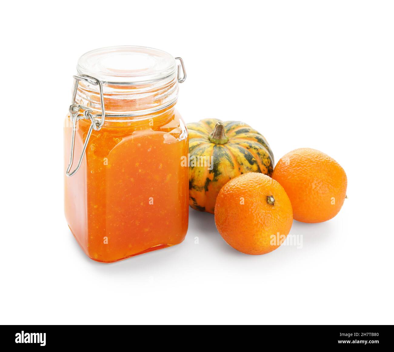 Pot de confiture de citrouille douce avec des oranges sur fond blanc Banque D'Images