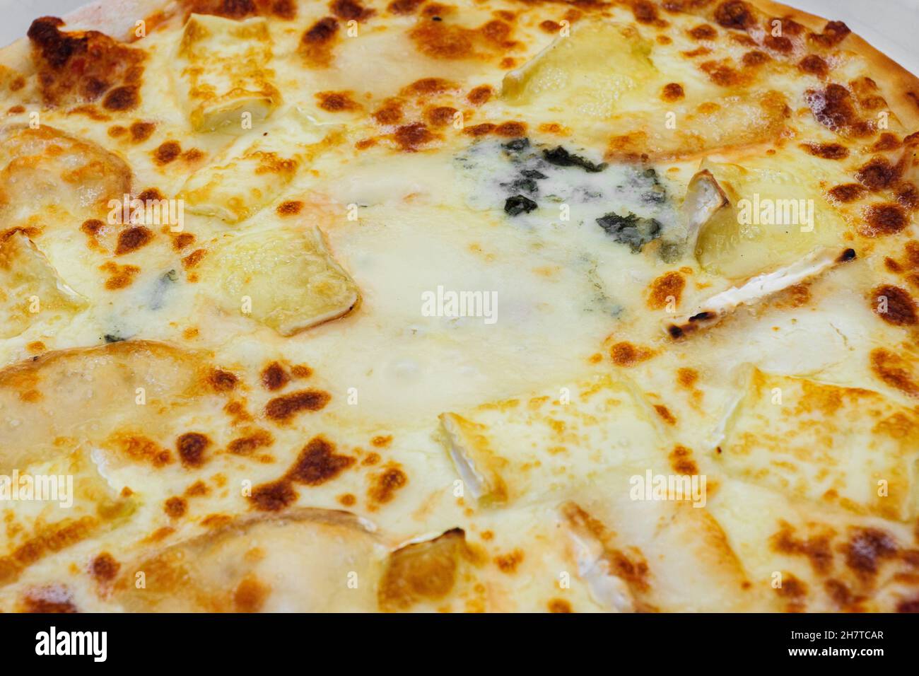Gros plan de pizza avec différents types de fromage.Photo macro de produits délicieux.Quatre fromages pizza. Banque D'Images