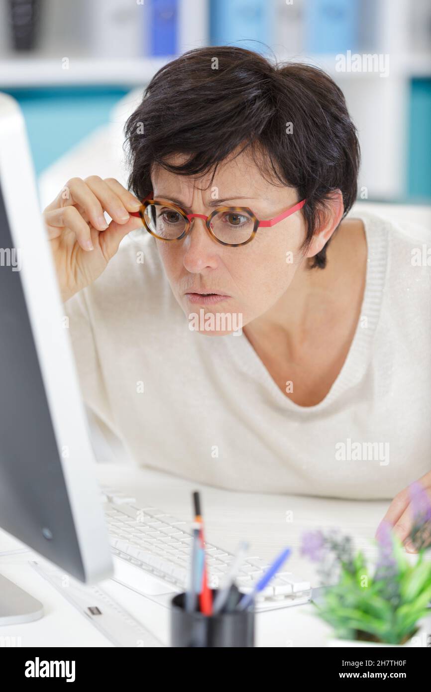 femme architecte utilisant un ordinateur à son bureau Banque D'Images