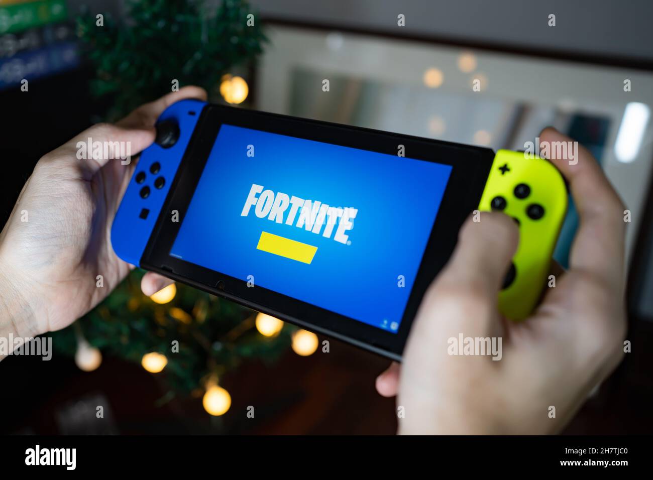 Bangkok, Thaïlande - 24 novembre 2021 : Gamer jouant au jeu Fortnite sur  Nintendo Switch Photo Stock - Alamy