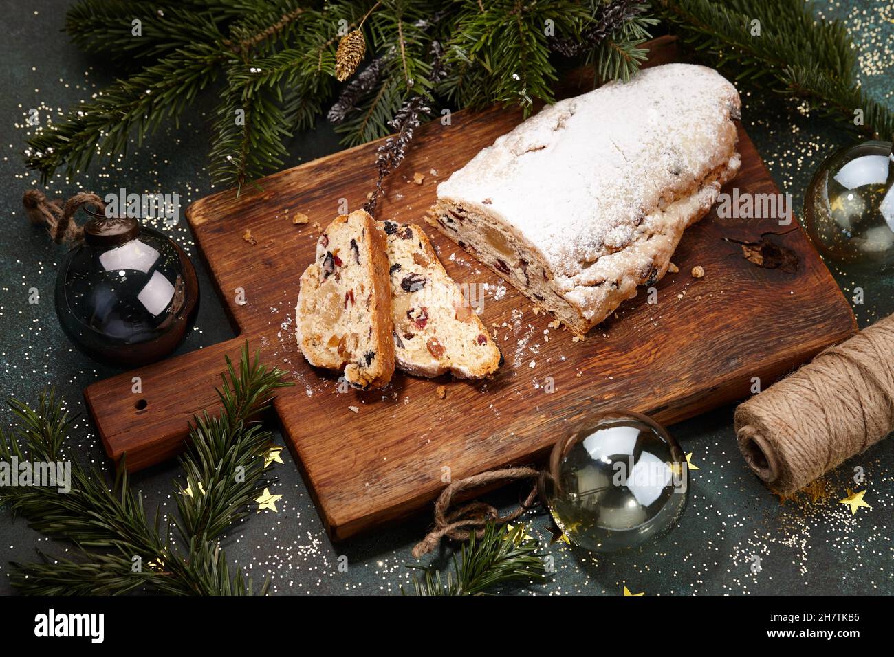 Gâteau de Noël en tranches sur panneau de bois Banque D'Images