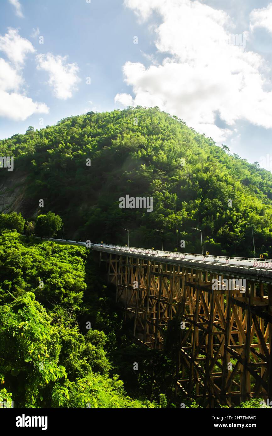Image du pont Huai Tong (pont Phor Khun Pha Muang) sur le ciel, la montagne ou la vallée vue à Phetchaboon Thaïlande.C'est le pont le plus haut. Banque D'Images