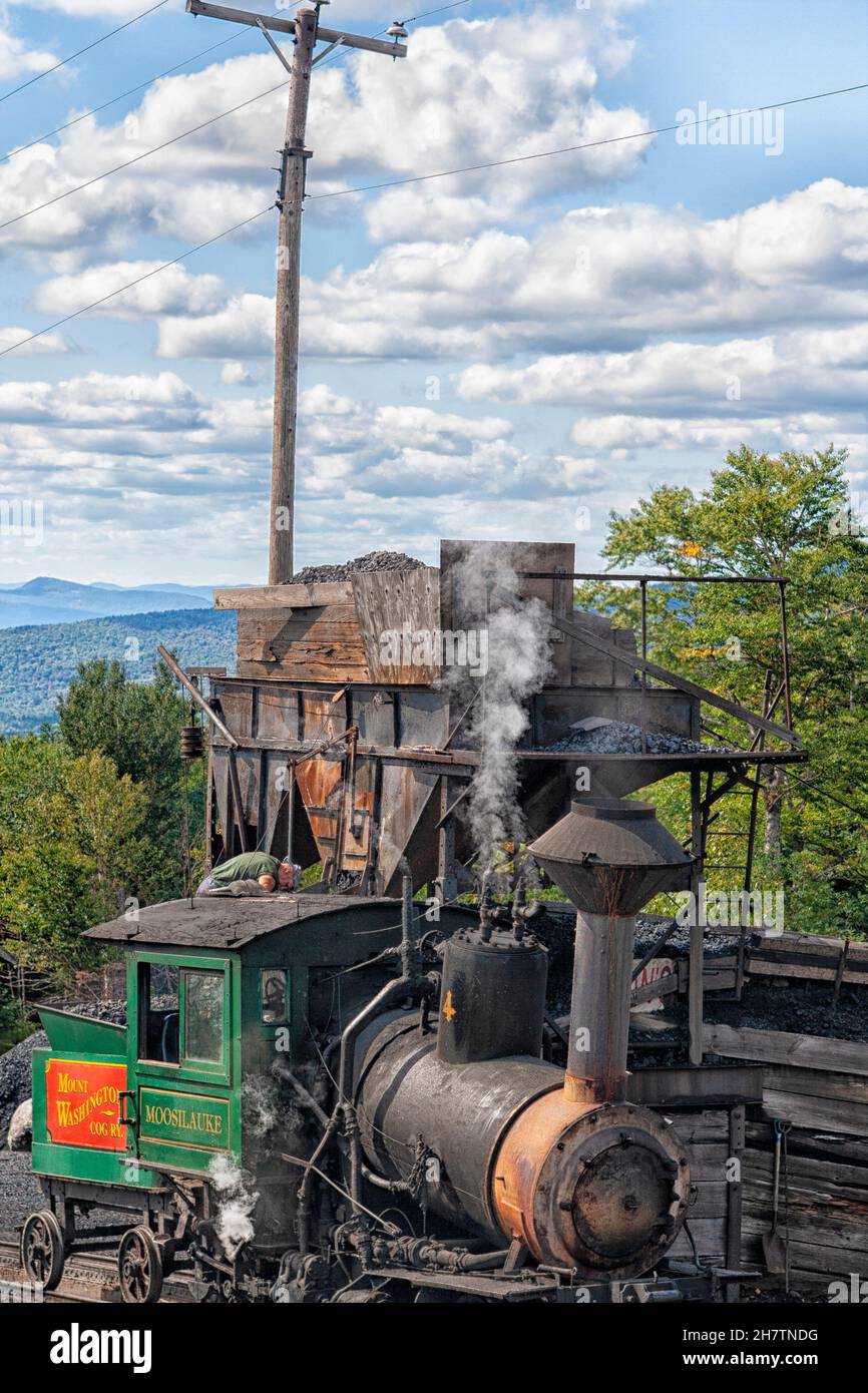 Remplissage du train à crémaillère avec des charbons sur le mont Washington Banque D'Images