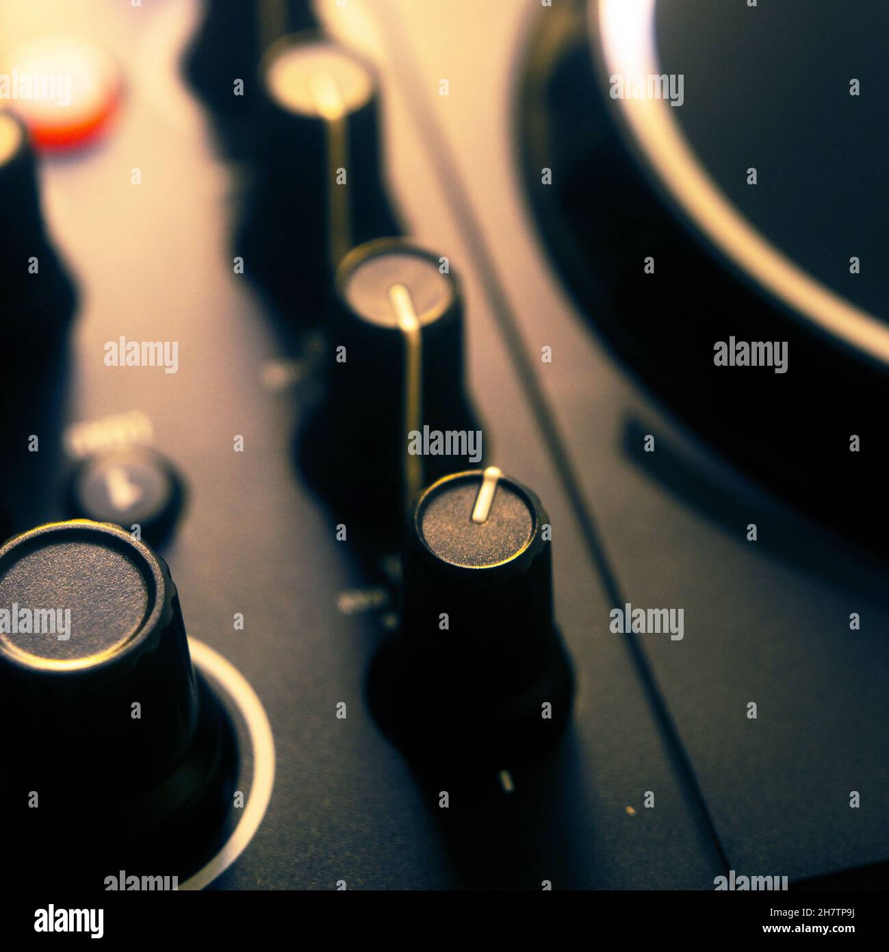 DJ boîte de nuit deejay mixage bureau musique de maison sur les platines fête carré pochette d'album design. Banque D'Images